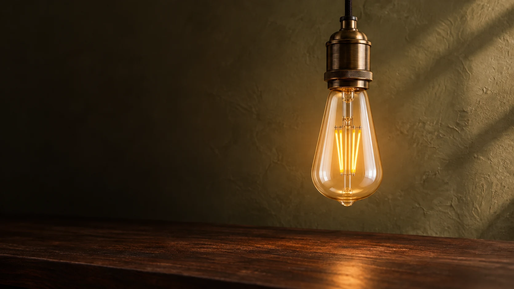 Sıcak ışık yayan filament LED ampul ve ahşap yüzey
